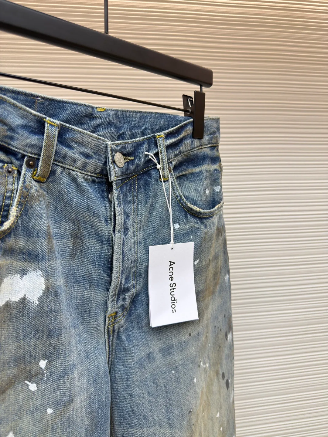Acne Studios splash-ink straight-leg jeans ●Authentic product: purchased and developed by 3861 ●Item number: 1680381-A75 ●Material: denim fabric ●Technology: splash-ink production ●Version: Loose fit ●Weight: about 755 grams ●Size: 30-31-32-33 ●Description: Mid-waist wide-leg design, full-length trousers, presenting a relaxed and casual style. It is made of raw denim fabric blended with 60% cotton and 40% lyocell. It has been washed in light blue to show natural coloring and unique painted mark details. The five-pocket structure and button placket make the overall design both practical and fashionable. The organic cotton component in the fabric ensures comfort and environmental protection, while the use of cowhide patches adds a touch of sophistication. This pair of jeans not only pursues innovation in design, but also embodies the brand's high quality standards in terms of materials and craftsmanship. The overall wiring is straight and delicate, the fabric is comfortable and soft, and the color is consistent without color difference. It can be matched with the same style to create a fashionable look and control various occasions. Customized accessories, complete with three standards, same style for men and women!